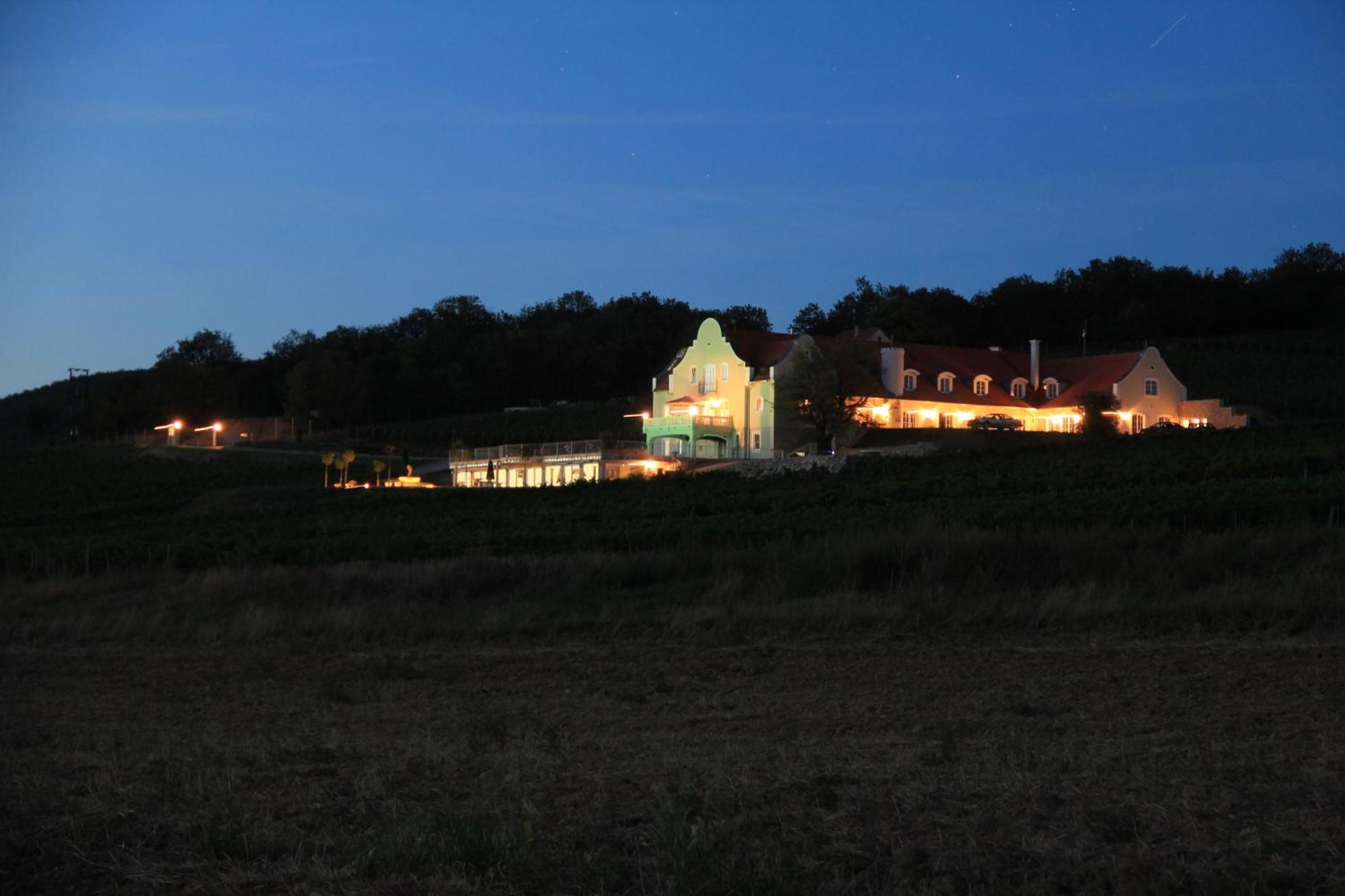 Отель Liszkay Borkuria Monoszlo Экстерьер фото